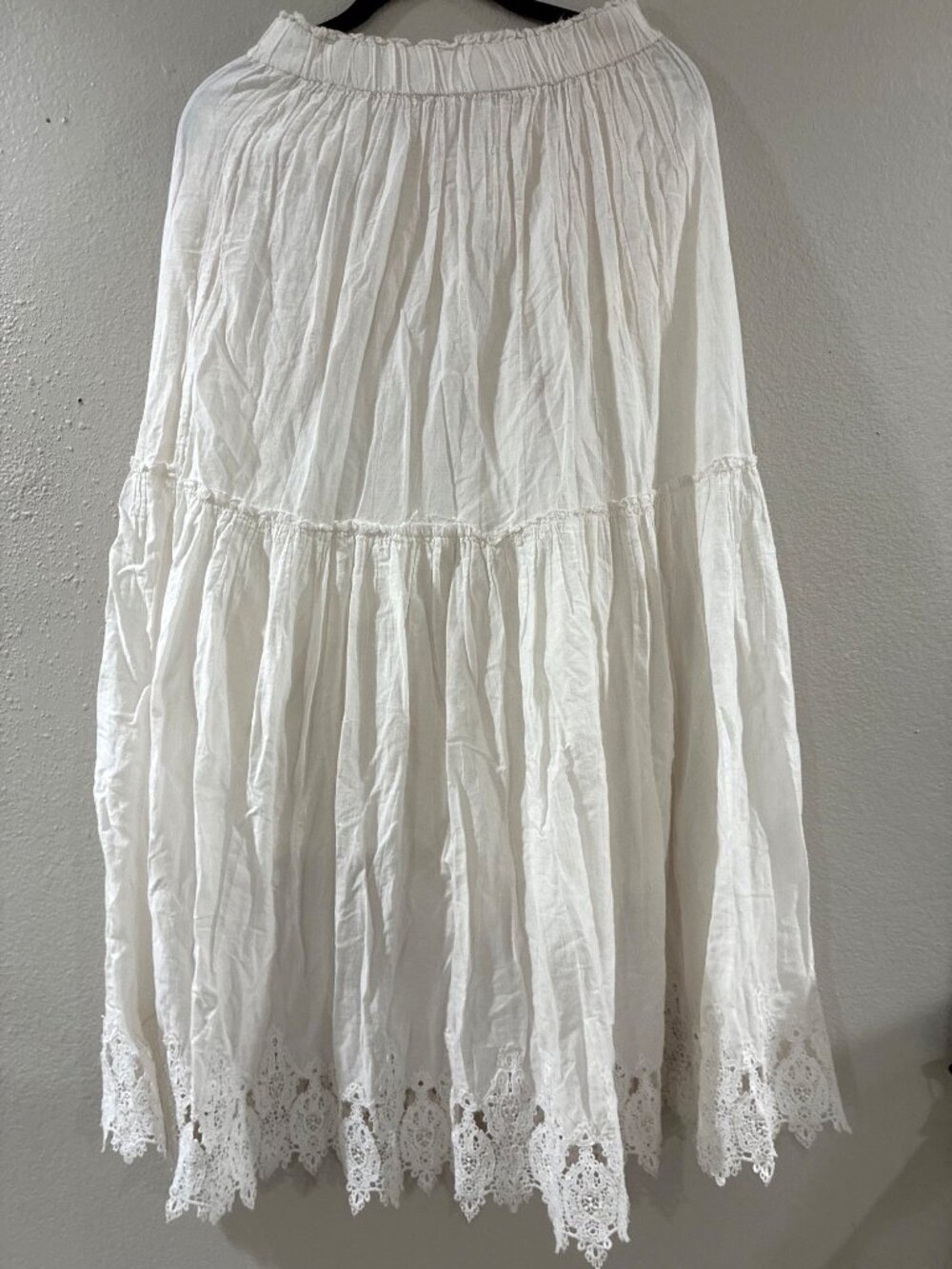 Zara white cotton maxi skirt features a delicate lace hem elasticated waist